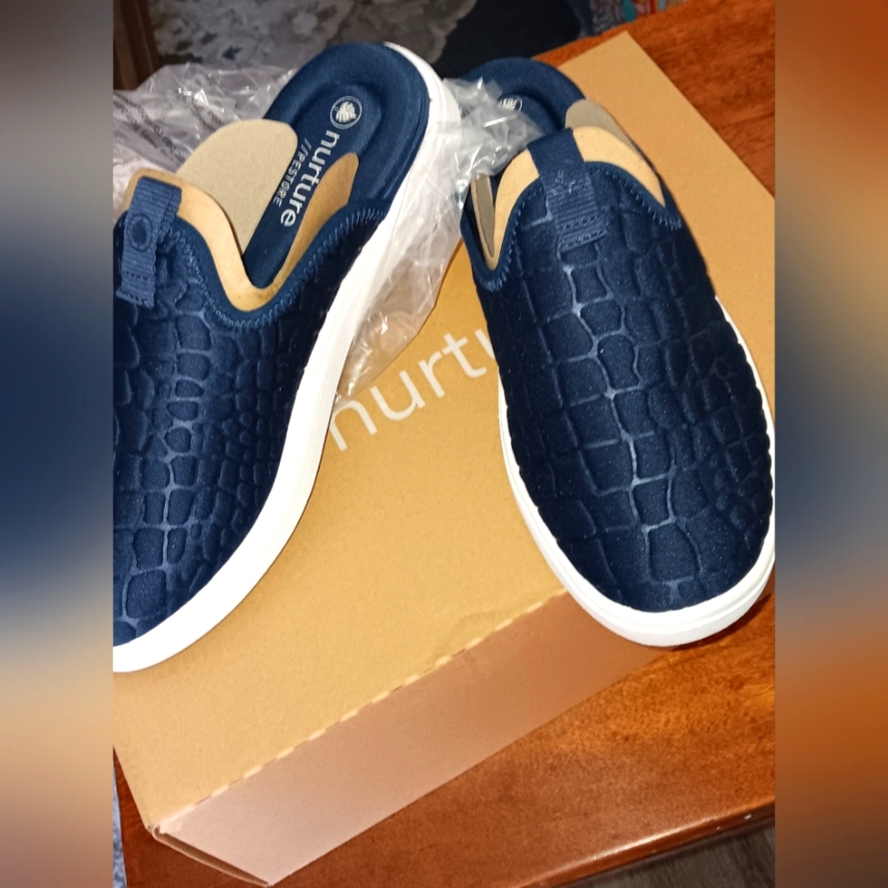 Gianni Bini Mead Slide On Navy New in Box! Nurture